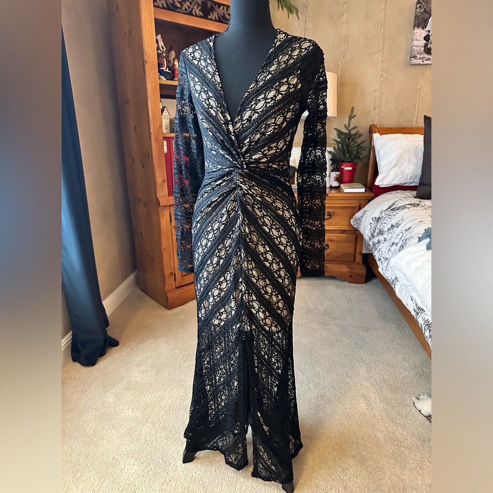 Venus twist front dress SZ M, but is a True Small.